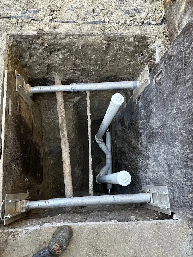 Experienced plumber completing Drain Cleaning work in Warren